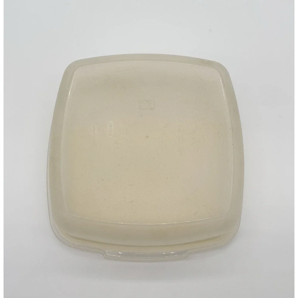Rubbermaid Servin Saver 10 Cup #3  Square Food Storage Container With Lid Almond